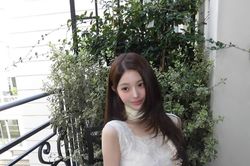 'Cựu công chúa Miu Miu' Wonyoung lần đầu tới Dior, bật mood 'ngoại giao thời trang'