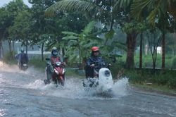 Sinh viên chật vật thích ứng vì mưa lớn kéo dài nhiều ngày qua tại TP.HCM
