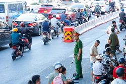 Công an phường Hoàn Kiếm chủ động 'xóa' nút thắt giao thông cổng trường giờ tan tầm