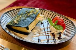 Món bánh hình sách giữa khu phố sách nổi tiếng bậc nhất Tokyo