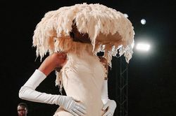 Show diễn táo bạo mở màn Tuần lễ thời trang Paris