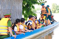 Vượt lũ đưa học sinh đến trường ở An Phú