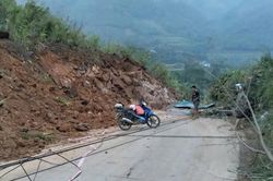 Phân luồng giao thông qua Quốc lộ 279 do sạt lở gây ách tắc giao thông