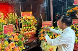 Trưởng Ban Tuyên giáo Trung ương dâng hương tại Nhà lưu niệm cụ Huỳnh Thúc Kháng