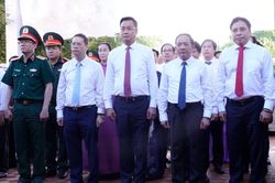 Trưởng Ban Tuyên giáo Trung ương Trịnh Văn Quyết dâng hương tưởng niệm cụ Huỳnh Thúc Kháng