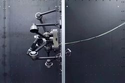'Robot nhện' ra đời 'cạnh tranh' với Spider-Man