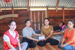 Gia Lai: Trao tiền hỗ trợ đợt 2 giúp anh Ksor Thưa chữa bệnh suy thận