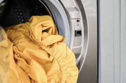 Bao lâu nên giặt ga giường và khăn tắm một lần?