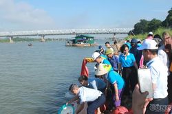 Hơn 30.000 con cá được thả xuống sông Hồng, góp phần tái tạo nguồn lợi thủy sản