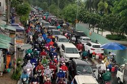 Mưa lớn, các cửa ngõ vào trung tâm TPHCM ùn tắc kéo dài