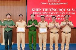 Khen thưởng hai CSGT hỗ trợ cấp cứu người đột quỵ