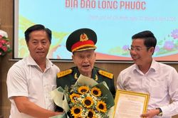 Đại tá Tư Cang tặng hai khẩu súng kỷ vật chiến tranh cho Bảo tàng