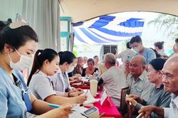 Chăm sóc sức khỏe người cao tuổi trước thách thức già hóa dân số