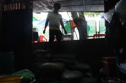 Nhà bất ngờ thành 'hầm tối', khốn khổ vì đường nâng cao cả mét