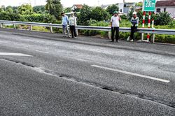Vụ cao tốc xuất hiện vết nứt dài 40m: Khoan địa chất tìm nguyên nhân