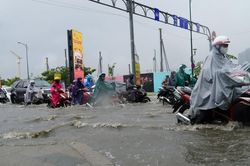 Mưa lớn gây ngập, kẹt xe khắp TPHCM, dòng người nhích từng chút