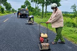 Sau phản ánh của VietNamNet, gấp rút sửa đường chi chít ổ gà