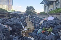 Rác thải ùn ứ nhiều ngày, cư dân chung cư giữa Hà Nội kêu trời vì mùi hôi thối