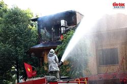 Cháy lớn trong quán ăn trên phố Tăng Bạt Hổ, huy động 5 xe chữa cháy