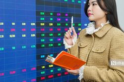 VN-Index giằng co, nhóm dầu khí được kỳ vọng tăng trưởng quý III/2026