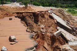 Cận cảnh tuyến đường du lịch ven biển Lâm Đồng bị 'xé toạc' bởi dòng cát đỏ