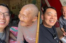 Người đàn ông vẫn đều đặn đến thăm cha mẹ người lạ vì lý do đặc biệt