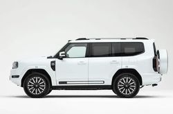 SUV địa hình dài gần 5,2 mét, công suất 761 mã lực, giá chưa tới 1,3 tỷ đồng