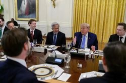 Ông Trump muốn Mỹ bước vào “kỷ nguyên siêu trí tuệ”, yêu cầu gọi AI bằng tên mới