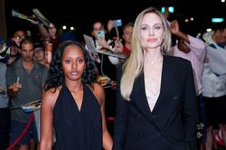 Con gái Angelina Jolie và Brad Pitt chính thức bỏ họ của cha