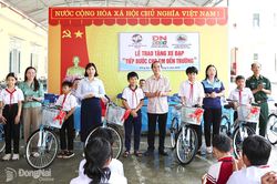 Tiếp bước cho em đến trường tại xã biên giới Lộc Thành