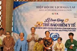 Hiệp hội Du lịch tỉnh Gia Lai trao 50 thẻ bảo hiểm y tế cho bệnh nhân phong