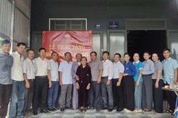 Trao nhà Đại đoàn kết cho con liệt sĩ có hoàn cảnh khó khăn xã Cửu An