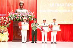 Trao Huân chương Bảo vệ Tổ quốc hạng Nhì cho 3 đồng chí nguyên Phó Giám đốc Công an tỉnh Khánh Hòa