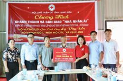Bàn giao "Nhà nhân ái" cho hộ có hoàn cảnh khó khăn tại xã Vạn Linh