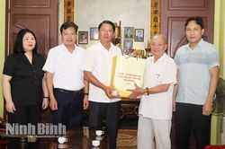 Lãnh đạo tỉnh thăm, tặng quà các gia đình đang thờ cúng nữ liệt sỹ dân quân pháo phòng không Lam Hạ