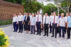 Dâng hương tưởng nhớ nhà báo Huỳnh Thúc Kháng và các thế hệ nhà báo cách mạng