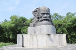 Nghĩa trang Phan Bội Châu sao không có mộ cụ Phan?