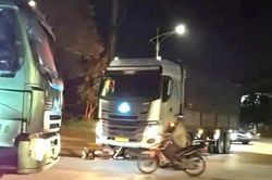 Hưng Yên: Va chạm với ô tô tải, hai người đi xe máy bị thương