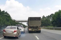 Vượt xe, chuyển làn 'điền chỗ trống', ô tô con gây tai nạn trên cao tốc