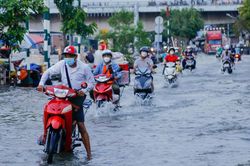 Triều cường dâng cao, nhiều tuyến đường phía Nam TP.HCM ngập sâu