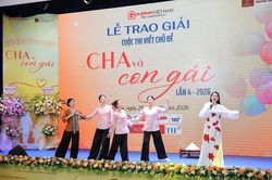 Thiếu tá, ca sĩ Lương Nguyệt Anh hát về cha, lay động sân khấu 'Cha và con gái'