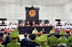 Lĩnh án tù về tội 'Gây rối trật tự công cộng'