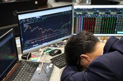 Dòng tiền 'án binh bất động' đẩy VN-Index bốc hơi hơn 9 điểm