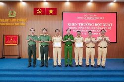 Khen thưởng 2 Cảnh sát giao thông kịp thời đưa người đột quỵ đến bệnh viện