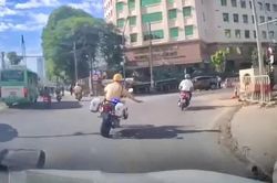 Cảnh sát giao thông mở đường giờ cao điểm, đưa người bị tai nạn lao động đi cấp cứu
