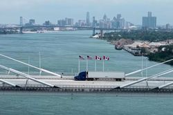 Mỹ cấm nhập hàng hóa Canada trị giá gần 1 tỷ USD