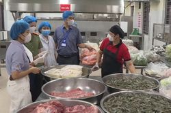 Bữa ăn học đường - Kh&ocirc;ng thể chỉ tr&ocirc;ng v&agrave;o cam kết