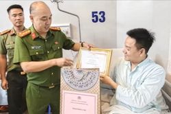 Thăm, động viên cán bộ bị thương khi làm nhiệm vụ