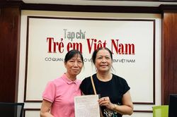 Cảm động bà nội, bà ngoại cùng đi nộp bài dự thi Trường học Hạnh phúc cho cháu gái