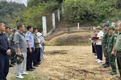 Xã Trà Lĩnh tổ chức phát quang song phương đường thông tầm nhìn biên giới